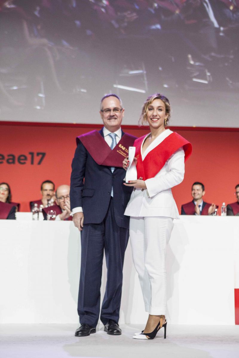 Jorge Irigaray, Secretario General de EAE y Camila María Zazpe, Premio al Mejor Expediente Académico de Máster