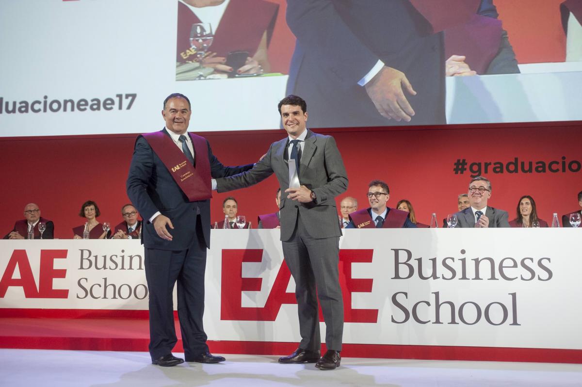 José María Palomo Rubio, Director de Talento y Cultura de Banco Santander, recogiendo el premio Top Recruiter EAE 2017