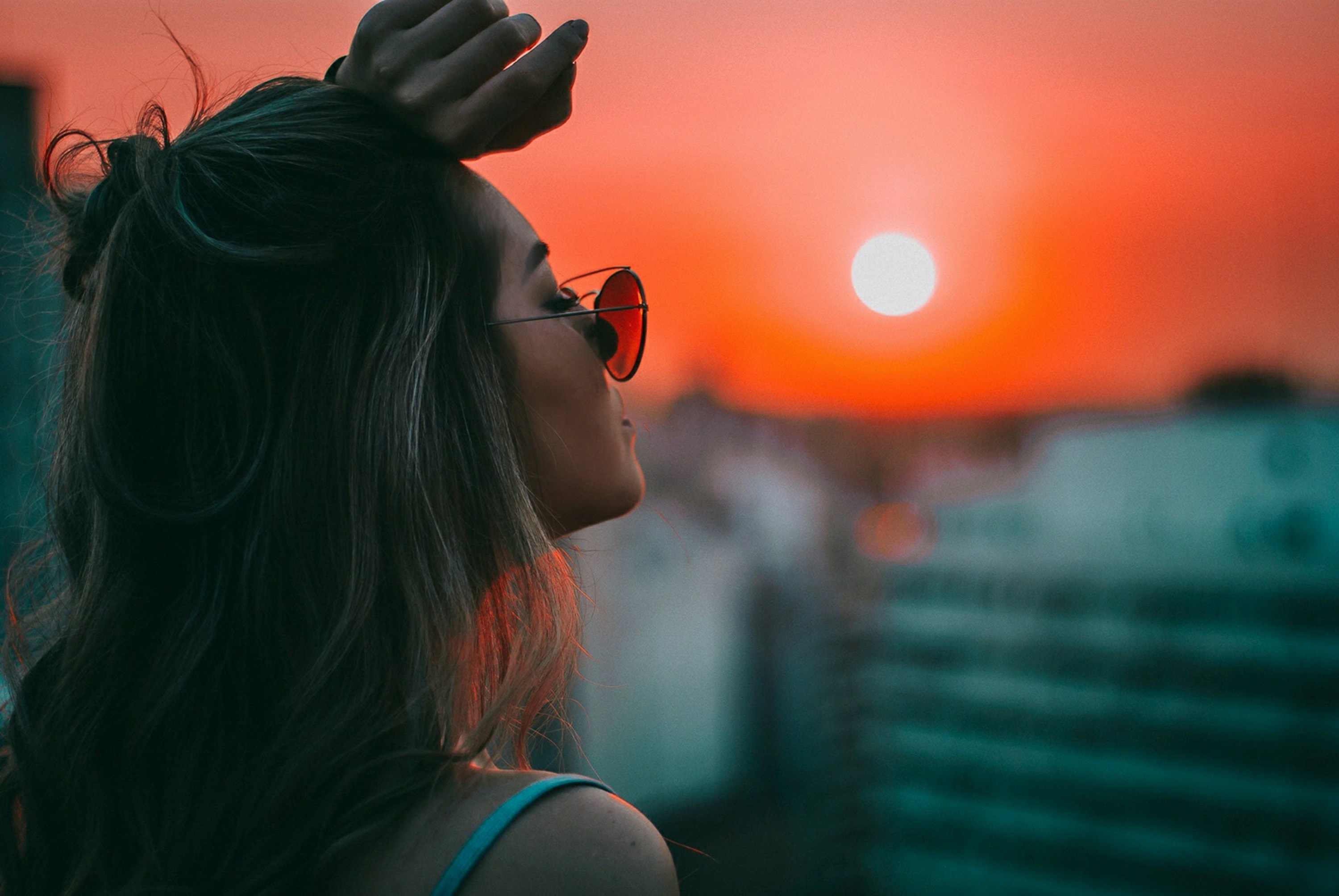 mujer mirando al horizonte