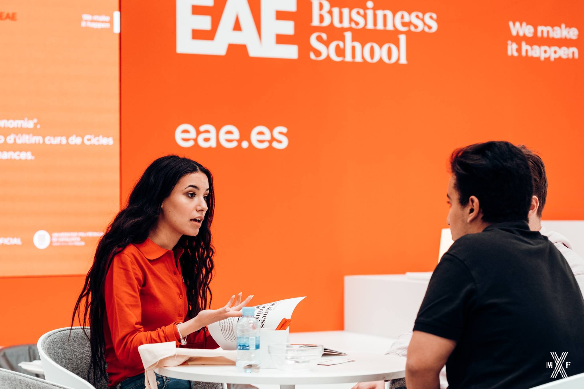 Personas conversando en evento de EAE Business School 