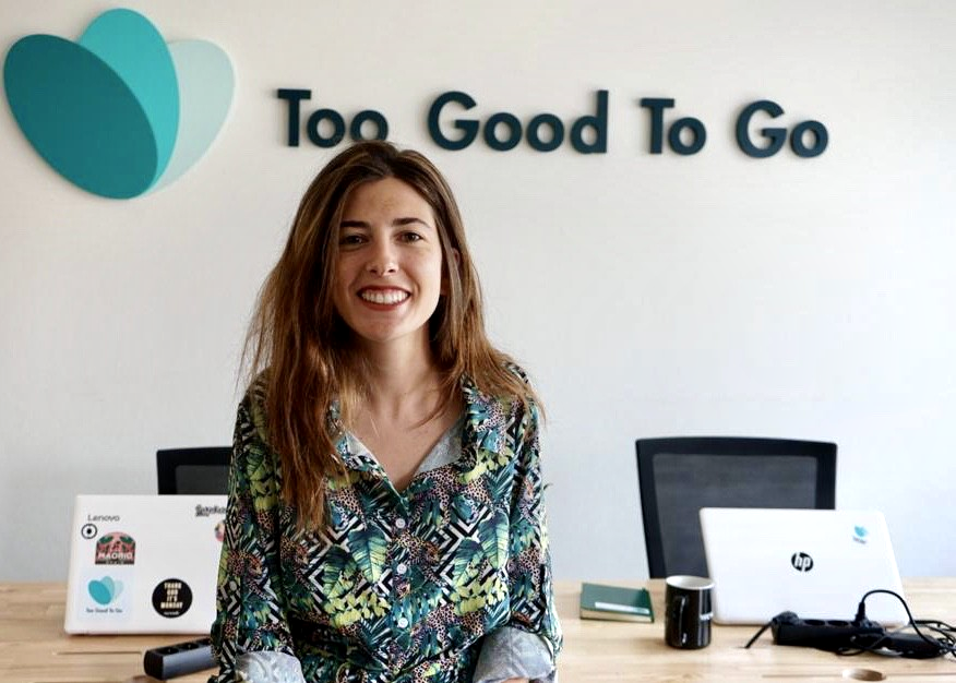 Estudiante del Máster en Recursos Humanos de EAE, María Trujillo, en las oficinas de Too Good To Go