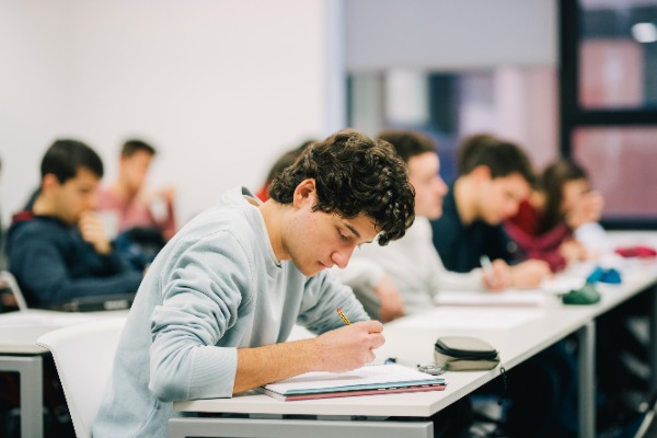 Alumnos de EAE en clase