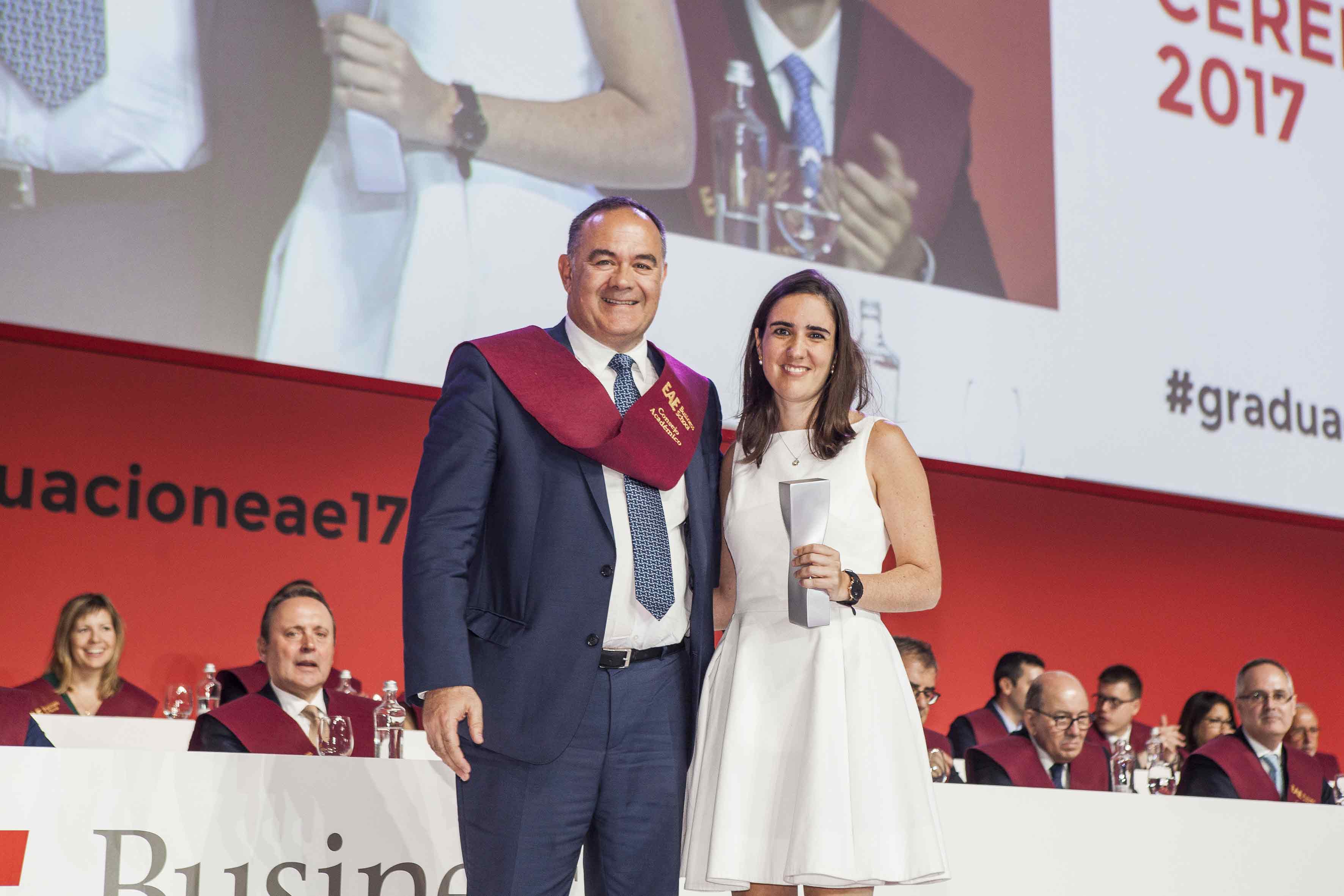 Itziar Soto Luquin, Recruitment in Talent Management de NESTLÉ, recogiendo el premio Top Recruiter EAE 2017 Itziar Soto Luquin, Recruitment in Talent Management de NESTLÉ, recogiendo el premio Top Recruiter EAE 2017