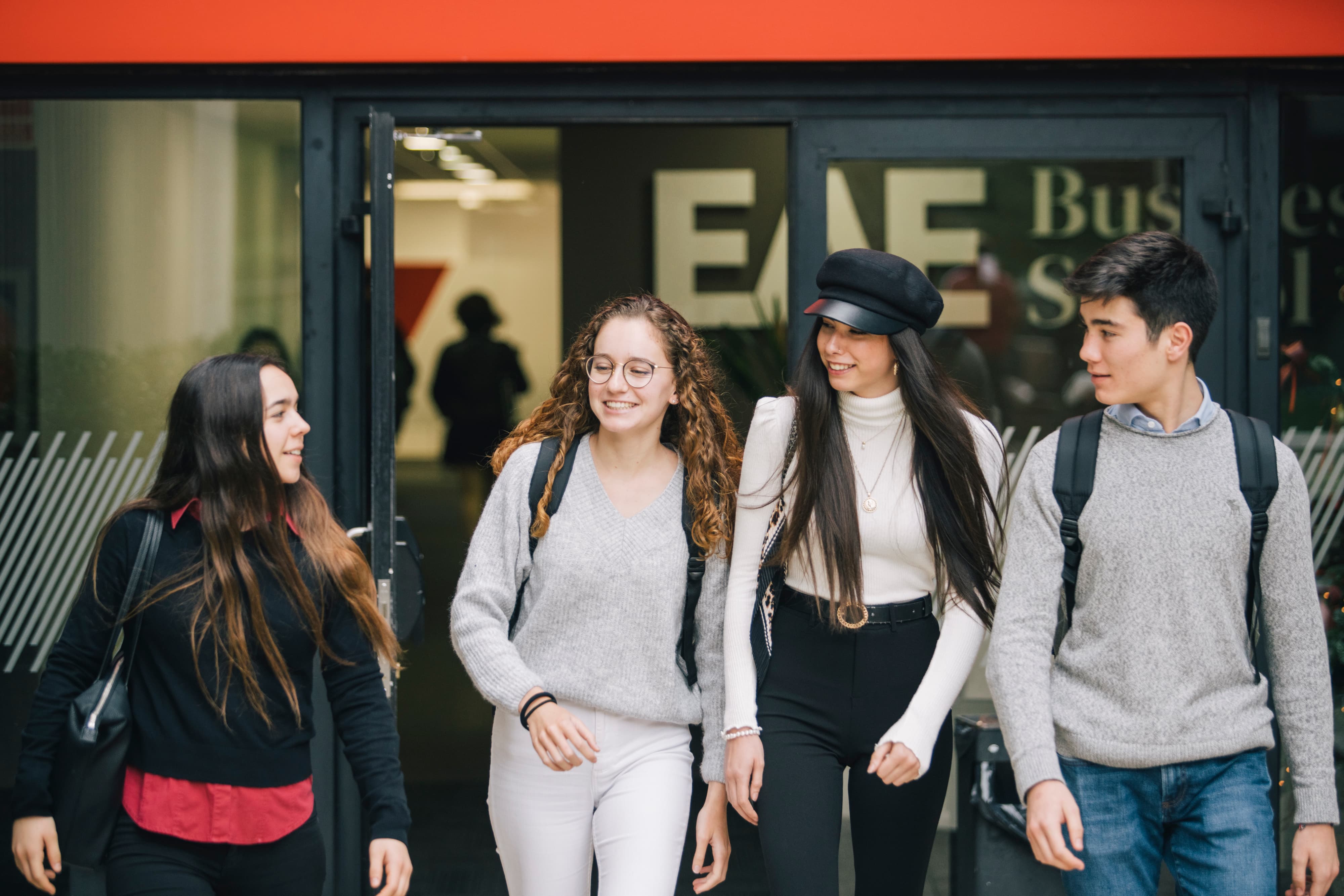 Estudiantes de EAE Business School presentes en clase
