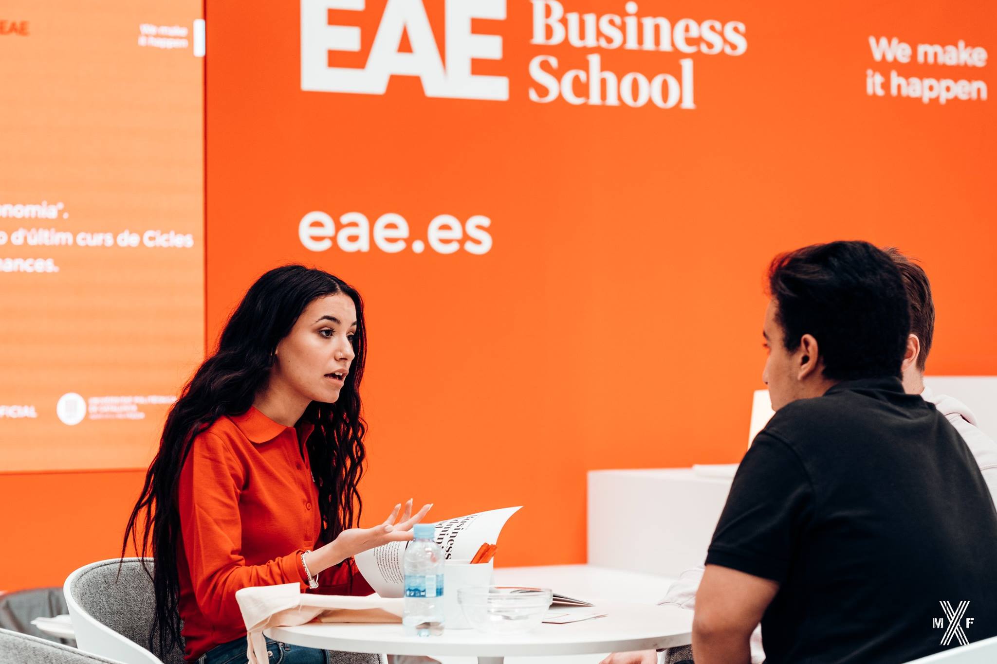 Personas conversando en evento de EAE Business School
