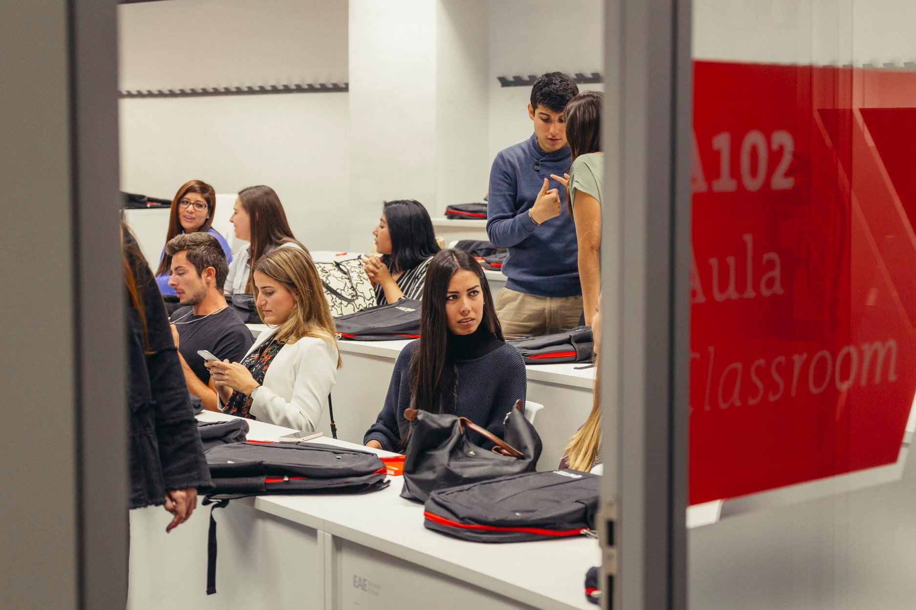 Estudiante durante aula en EAE Business School