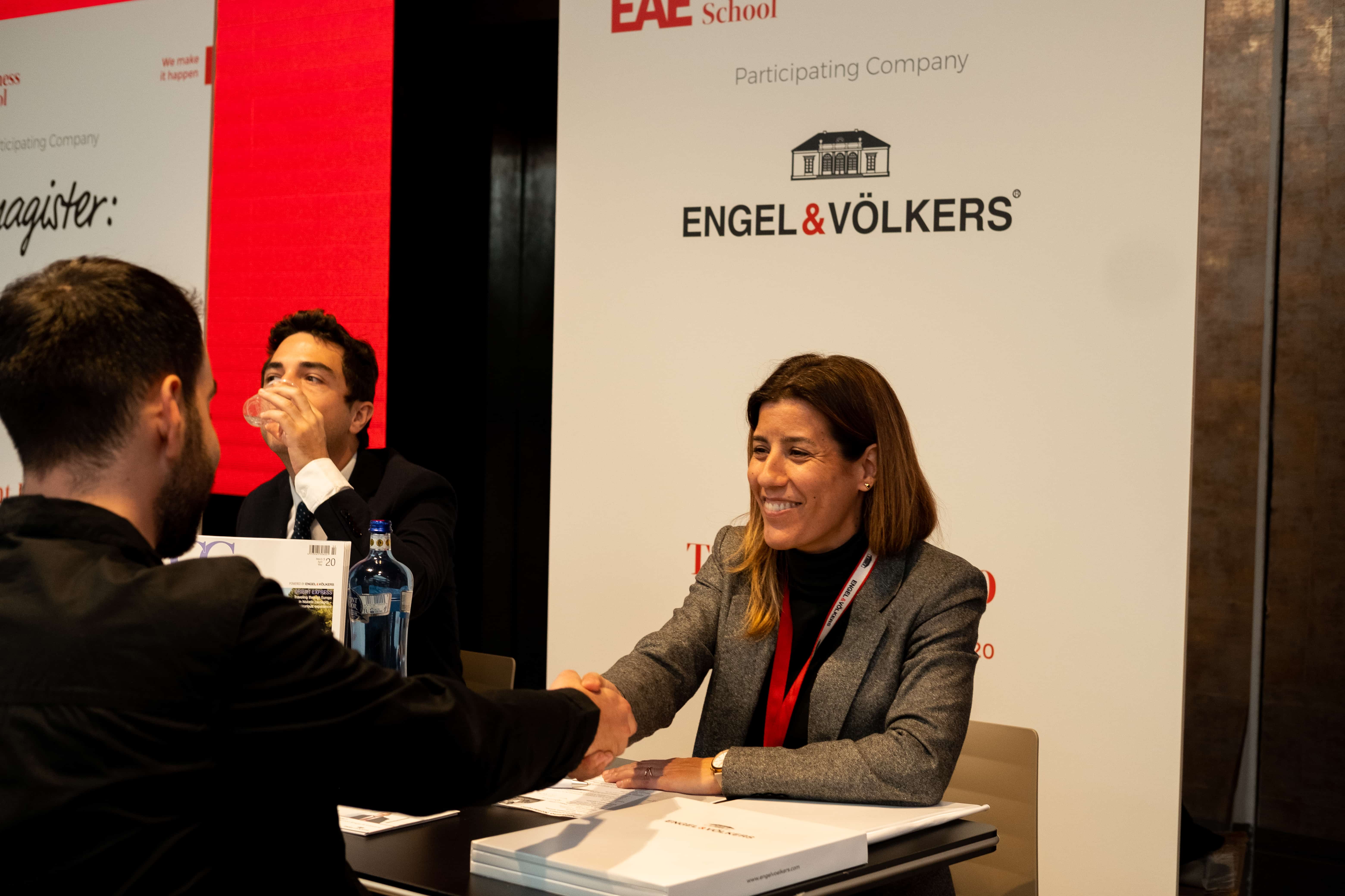 Recruiter saludando a estudiante en la Talent EAE 2020