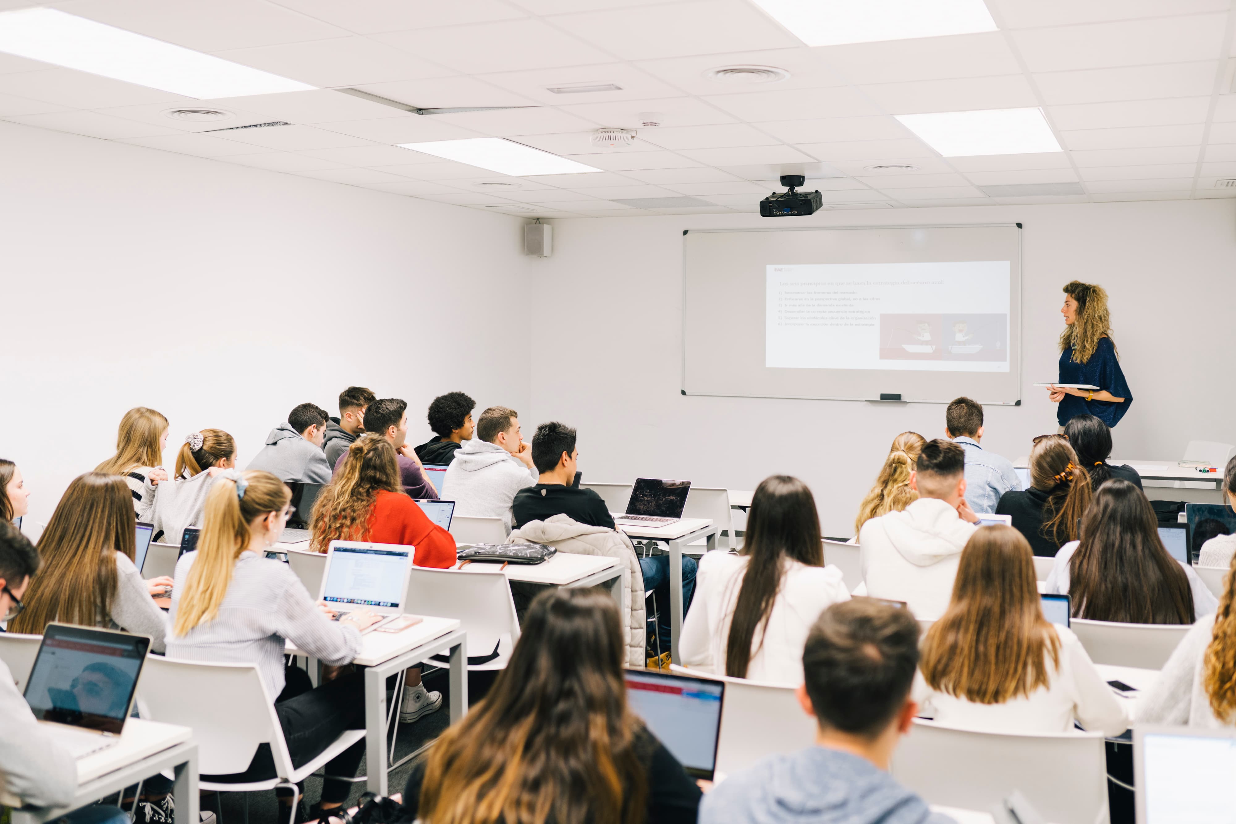 Estudiantes de EAE Business School en clase