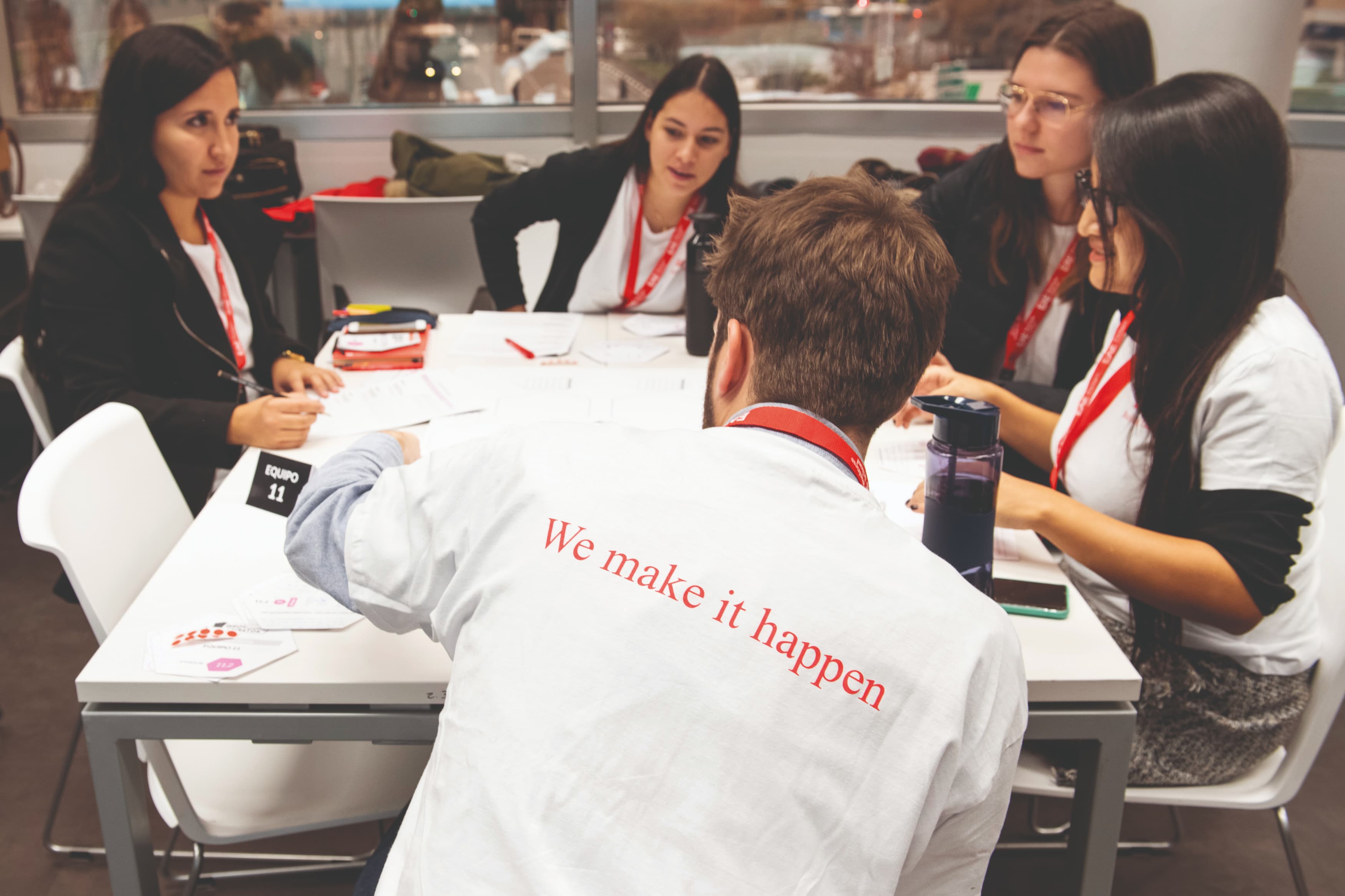 Estudiantes de EAE Business School frente al campus