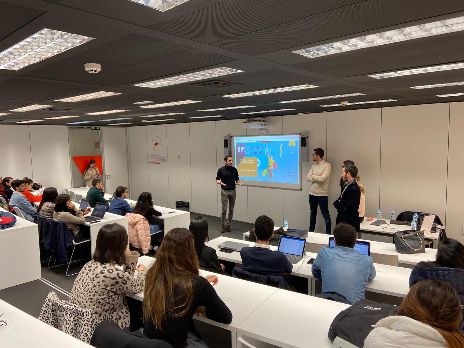 Estudiantes de EAE Business School durante exposición