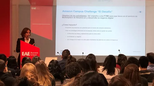 AMercedes Fèvre Obarrio presentando el Amazon Campus Challenge