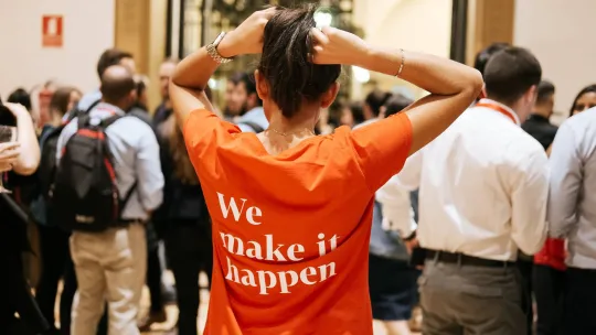 Young woman wearing an EAE Business School shirt