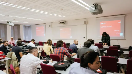  Imagen de alumnos en clase de EAE Business school