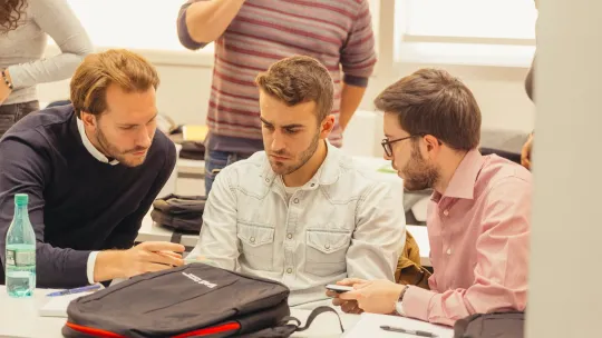 Alumnos de EAE Business School realizando una actividad