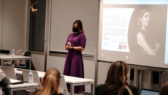 La directora de Marketing de Harrods, Alejandra Caro, imparte unas sesiones sobre la cultura del lujo en el Luxury Brand Management MBA de EAE Business School