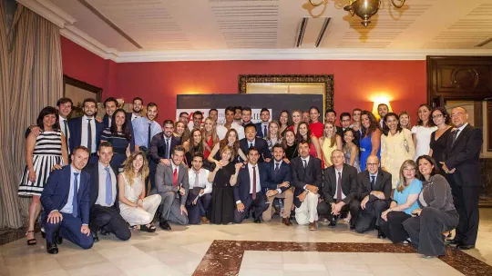 Los alumnos de cuarto de ADE celebran su acto de clausura en el Círculo Ecuestre de Barcelona