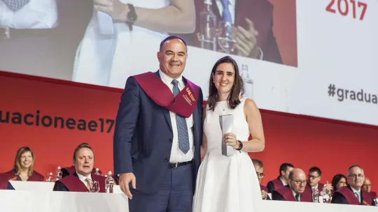 Itziar Soto Luquin, Recruitment in Talent Management de NESTLÉ, recogiendo el premio Top Recruiter EAE 2017