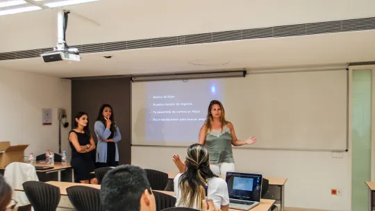 "Un 60% de las personas que hacen prácticas en Hays suelen trabajar como consultores en nuestra empresa" "Un 60% de las personas que hacen prácticas en Hays suelen trabajar como consultores en nuestra empresa"