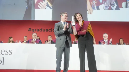 Georgina Barquín, recibiendo el Premio a la Mejor Profesora de Full Time durante la Ceremonia de Graduación de 2017
