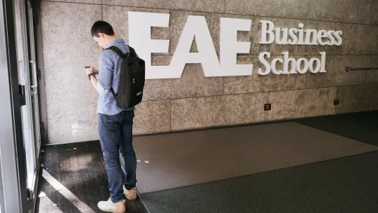 Alumno en la sede de EAE Business School