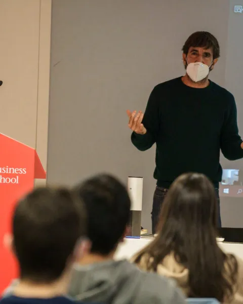 Image of lecturer in an EAE classroom | Talent management and Hybrid Work: New challenges in HR management