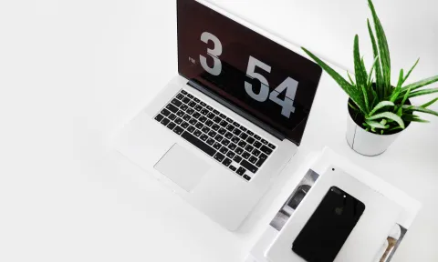 Ordenador dando la hora en la oficina