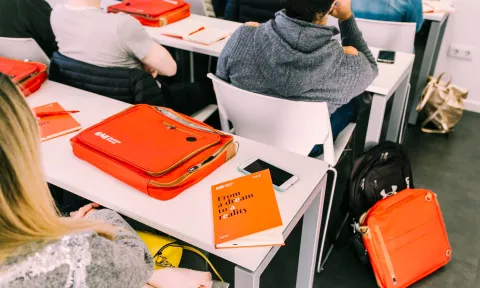 Barco carguero llegando a puerto