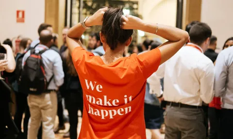 Young woman wearing an EAE Business School shirt