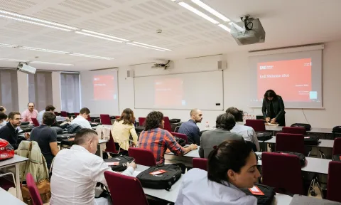  Imagen de alumnos en clase de EAE Business school