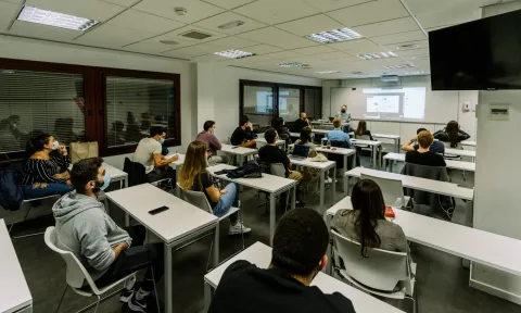 Imagen de estudiantes de EAE Business School: Becas 2021, Johnson & Johnson