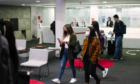 : Imagen de estudiantes en campus de EAE
