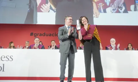 Georgina Barquín, recibiendo el Premio a la Mejor Profesora de Full Time durante la Ceremonia de Graduación de 2017