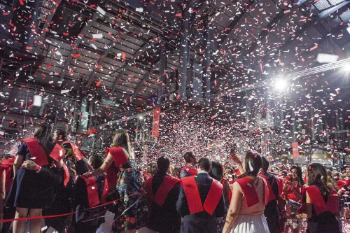 Más de 5.000 personas asisten a la graduación de EAE en Barcelona Más de 5.000 personas asisten a la graduación de EAE en Barcelona