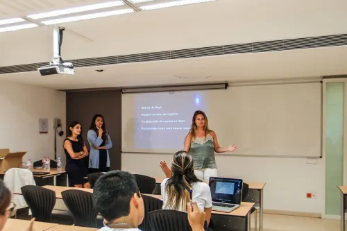 "Un 60% de las personas que hacen prácticas en Hays suelen trabajar como consultores en nuestra empresa" "Un 60% de las personas que hacen prácticas en Hays suelen trabajar como consultores en nuestra empresa"