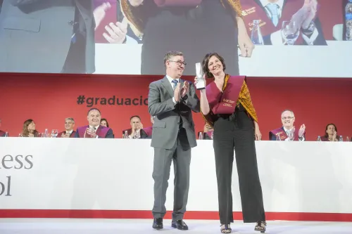 Georgina Barquín, recibiendo el Premio a la Mejor Profesora de Full Time durante la Ceremonia de Graduación de 2017 Georgina Barquín, recibiendo el Premio a la Mejor Profesora de Full Time durante la Ceremonia de Graduación de 2017