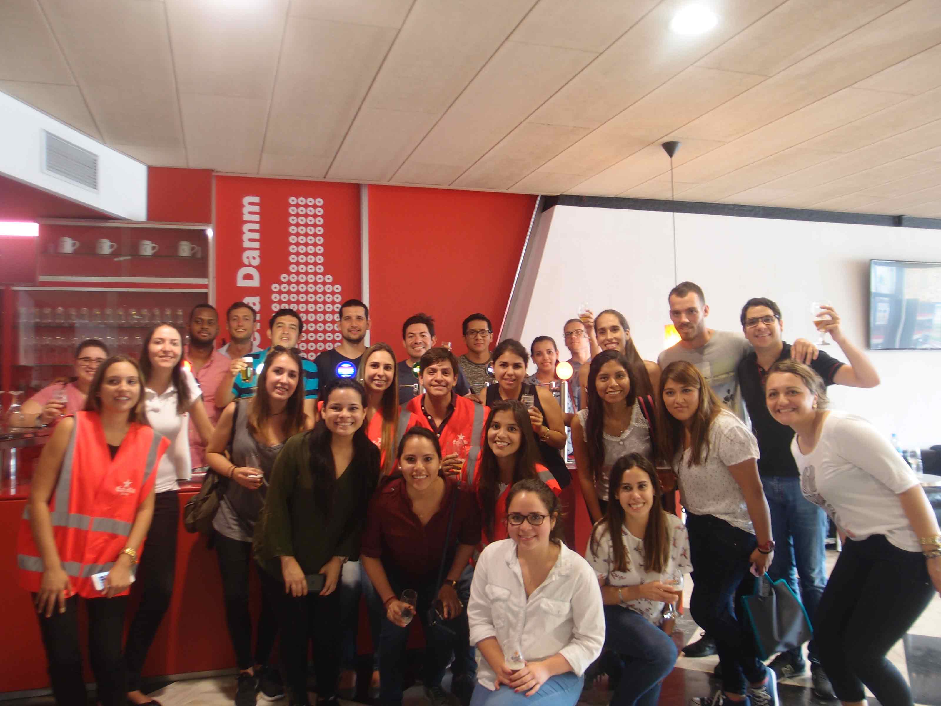 Alumnos del Máster de Supply Chain Management de EAE Business School en su visita a la fábrica de cervezas DAMM
